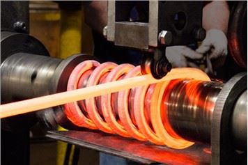 Stort og varmt oprullet kompressionsfjeder